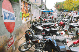 Rehriwalas and auto-rickshaws occupy both sides of the road, making the passage narrow for buses and other vehicles. Traffic jams are frequent here.