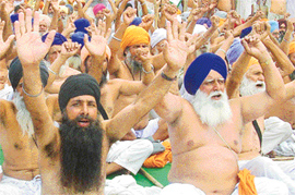 Farmers protest against disconnecting the power connections to tubewells on the Amritsar-Pathankot road at Kathunangal