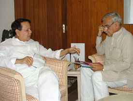 Union Minister for Water Resources Priyaranjan Das Munshi with Haryana Chief Minister Bhupinder Singh Hooda during a meeting at the Sharam Shakti Bhavan in New Delhi