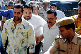 Bollywood actors Salman Khan and Satish Shah arrive at a court in Jodhpur 