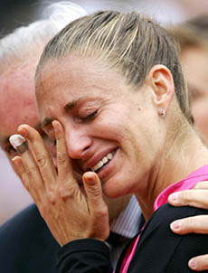 France's Mary Pierce reacts after losing against Belgium's Justine Henin-Hardenne