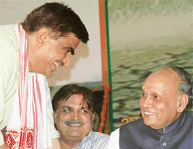 The general secretary of the All-India BJP Kisan Morcha, Mr O.P. Dhankad, greets the 