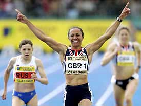Britains Kelly Holmes celebrates on winning the womens 1500 m race during an international meet in Glasgow, Scotland, on Sunday