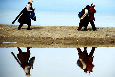 Chinese environment activists and local Tibetan residents remove collected rubbishf rom the Namtso lake 