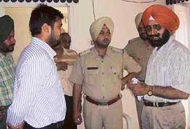 A Crime Branch police team discusses the murder case of Sham Sunder Jain, former councillor.