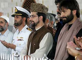 Hurriyat leaders Mirwaiz Umar Farooq and Yasin Malik offer prayers at the grave of Mohammad Ali Jinnah, the founding father of Pakistan, in Karachi
