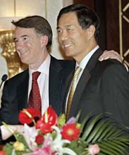European Union trade chief Peter Mandelson (left) stands with Chinese Commerce Minister Bo Xilai at a press conference following the conclusion of the talks in Shanghai on Saturday.