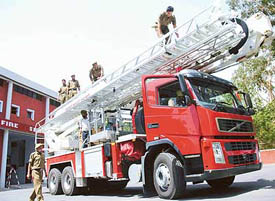 Employees of the Fire Department checking the platform-cum-turn table ladder purchased by the Municipal Corporation from a firm in Finland.