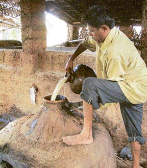 The three-day-old extracted juice is poured into a large mud and brass batti and a fire is then lit below it