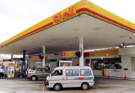 Vehicles fill up at a Shell petrol station in Kuala Lumpur on Tuesday. Royal Dutch/Shell said it hopes territorial disputes over oil-rich maritime areas involving three South-East Asian countries will be resolved quickly to enable exploration to go ahead. 
