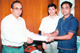 Mr D.K. Bhagat, Senior Divisional Manager, LIC of India, Ludhiana, hands over the prize to the shuttler, Baljinder Singh 