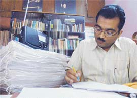 Sukant Gupta with his international current affairs hand logs and radio.