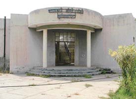 The government-owned fish market opposite Chand Cinema at Chhawni mohallah remain closed due to official apathy and disagreement between the government and fish traders over the rates and lease period of the shops. 