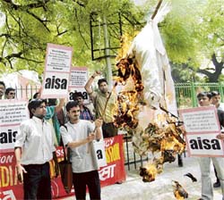 Members of the All-India Students Association burn an effigy of West Bengal Chief Minister Buddhadeb Bhattacharya at Jantar Mantar in New Delhi