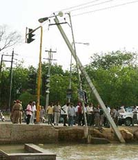 The police conducts rescue operations at the Dugri bridge, Sidhwan Canal, where more than six persons were feared drowned after being electrocuted. 