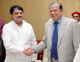 Maharashtra Chief Minister Vilasrao Deshmukh (left) greets Mr Alan Durante, President, Auto sector, Mahindra and Mahindra, after signing an MoU in Mumbai on Thursday to set up a Renaul auto plant at Nasik to manufacture 50,000 cars.
