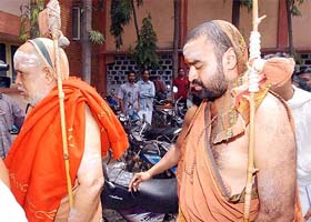 Kanchi Peetham pontiffs Jayendra Saraswati and Vijayendra Saraswati arrive at the Chengalpettu Judicial Magistrates court