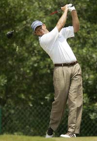 South Africas Retief Goosen hits his drive from the 10th tee during the second round of the 105th US Open golf tournament in Pinehurst, North Carolina