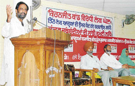 Mr Kanwaljit Singh Khanna, Secretary of the Inqualabi Kender, addresses a convention in Ludhiana