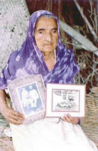 Ms Sarjeet Kaur, an INA veterans wife, displays photographs of her late husband and son
