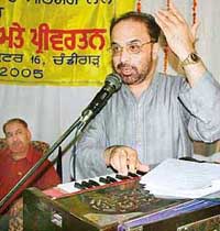 Classical vocalist and music director Kanwar Iqbal delivers a talk at the concluding session of a seminar on Punjabi singing: traditions and trends