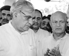 Haryana Chief Minister Bhupinder Singh Hooda at the cremation of Phool Chand Mullanas wife in Ambala