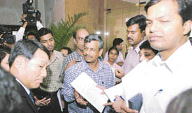 Irked over exclusive interviews being given to two TV channels resulting in a long delay in the start of the press conference, the reporters protested with Poscos media managers IPAN and then walked out. 