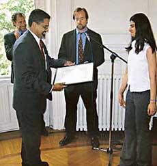 Nandita Vij, an alumnus of Alliance Francaise, Sector 36, receives the Daniel Pearl Prize for excellence in journalism