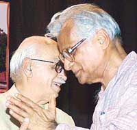 NDA Convener George Fernandes and BJP President L.K. Advani at a function to felicitate the activists who were part of the anti-Emergency movement, in New Delhi on Saturday.