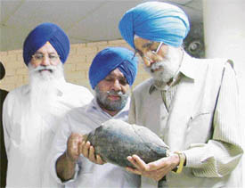 Mr Gurbaksh Singh Kahlon, Jathedar Avtar Singh Makkar and Mr Kashmir Singh Seera examine a canon ball used by Baba Banda Singh Bahadur at a function held in Punjabi Bhawan on Saturday