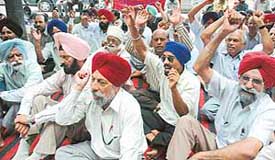 Representatives of the CPI and other organisations protest in support of their demands outside the SDM office, Phase I