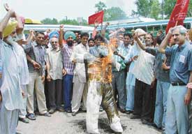 CPI and CPM activists burn the effigy of Petroleum Minister Mani Shankar Aiyer to protest against the hike in petrol prices in Ludhiana on Tuesday