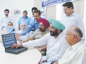 Mr S.J.S. Pall, Chief Commissioner of Income Tax, along with city Mayor Nahar Singh Gill and Mr Om Parkash Munjal of the Hero group inaugurates the first aaykar sahayata kendra in Ludhiana on Thursday