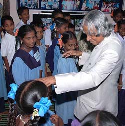 President APJ Abdul Kalam interacts with children at a school in Nagapattinam on Thursday.
