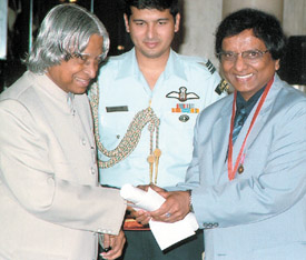 Interventional cardiologist Dr Purshotam Lal receiving the award from the President.