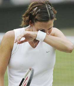 Lindsay Davenport walks back on court after arguing a call