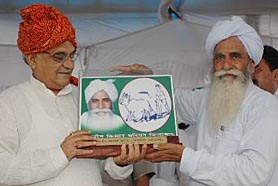 Haryana Chief Minister Bhupinder Singh Hooda being honoured by Mr Ghasi Ram Nain, president, Bharatiya Kisan Union, at the dhanyavad rally held at Kandela village in Jind district on Sunday. 