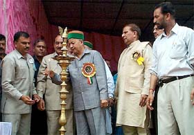 Chief Minister Virbhadra Singh lights jyoti to inaugurate the 2nd Conference of Shikashak Vichar Manch in Mandi