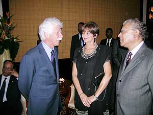 Outgoing Prime Minister of Mauritius Paul Berenger  has a word with Prime Minister-elect Navin Ramgoolam. Looking on is Ms Berenger