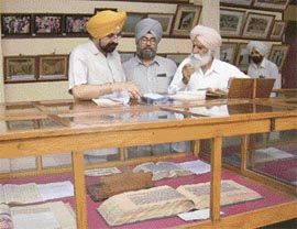 Dr Daljit Singh (left) and Dr K.S. Bajwa (centre) share their thoughts on restoration work in the department.