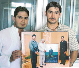 Sukhdip Singh (left) and Gurvinder Singh (right) show their photo with President APJ Abdul Kalam against the backdrop of the presidents portrait painted by them. 