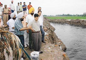Deputy Commissioner and other officials taking stock of situation alongside Buddha nullah in Ludhiana on Thursday