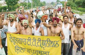 Members of the Unemployed ETT Union hold a protest rally outside the residence of Mr Avtar Henry, Food and Civil Supplies Minister, in Jalandhar