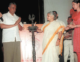 Delhi Chief Minister Sheila Dikshit lighting the lamp to inaugurate the seminar on Holistic Vision of Health at India International Centre in the Capital