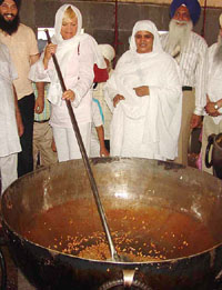 Ms Kristin Halvorsen, leader of the Opposition in Norways Parliament, has a first hand experience of preparing langar at the Golden Temple on Sunday.