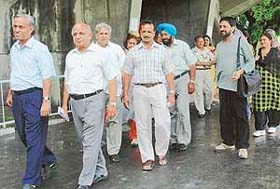 Teachers of Punjab University Department of Evening Studies on their way to submit memorandum of demands to the members of Syndicate