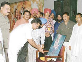 AICC secretary Manish Tewari pays floral tributes to Shaheed Bhagat Singh at a function organised in Ludhiana