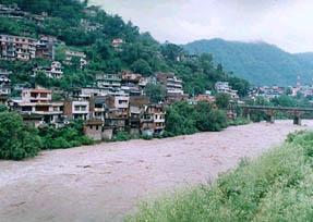 After flood in the Beas, residents of Mandi are now worried over the increasing water level in Suketi Khud. They are blaming the BBMB as it is reportedly throwing silt into the Suketi Khud.
