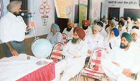 Mr Kulwinder Singh, Technical Engineer, PAU, Ludhiana, addresses farmers