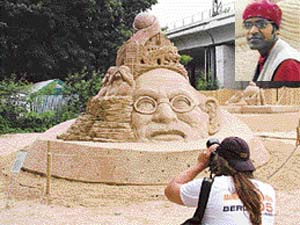 The sculpture World Peace by Sudarsan Pattnaik (inset) that won the Berlin prize